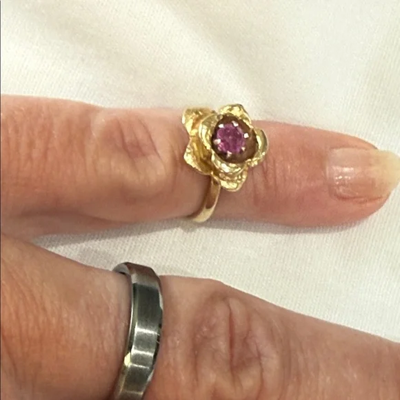 Solid 14K Gold Rare Vintage Floral 3 gram Ring with Genuine Ruby Stone. Size 3